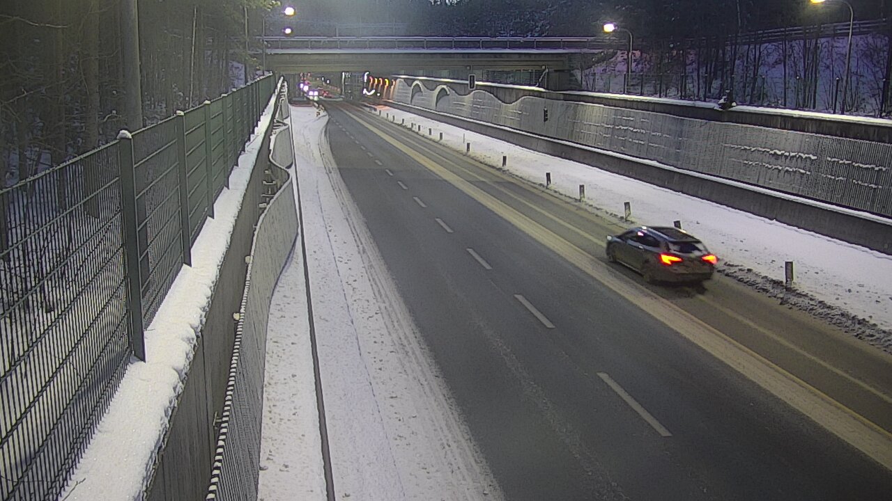 Weather Camera Image Road 102 Espoo Hiidenkallion tunneli, suuaukko north., Espoo, Uusimaa