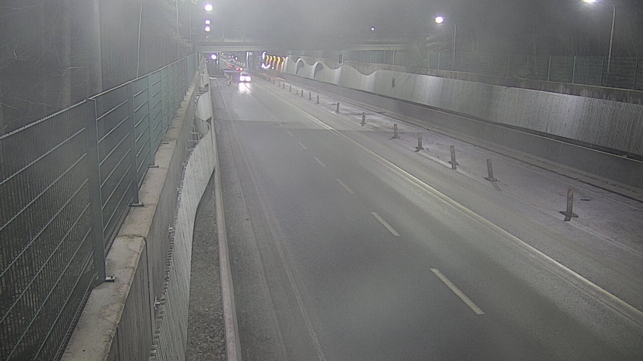 Weather Camera Image Road 102 Espoo Hiidenkallion tunneli, suuaukko north., Espoo, Uusimaa