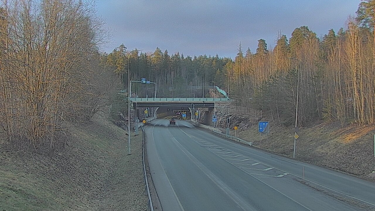 Weather Camera Image Tie 102 Hiidenkallion tunneli, suuaukko etelä, Espoo, Uusimaa