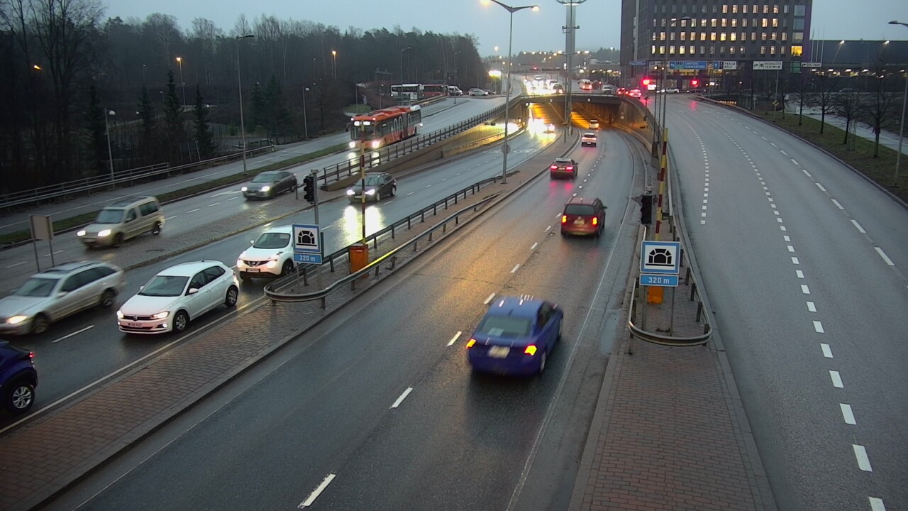 Weather Camera Image Väg 100 Helsingfors Skogsbackavägen, Kivihaan tunneli, väst, Helsinki, Uusimaa