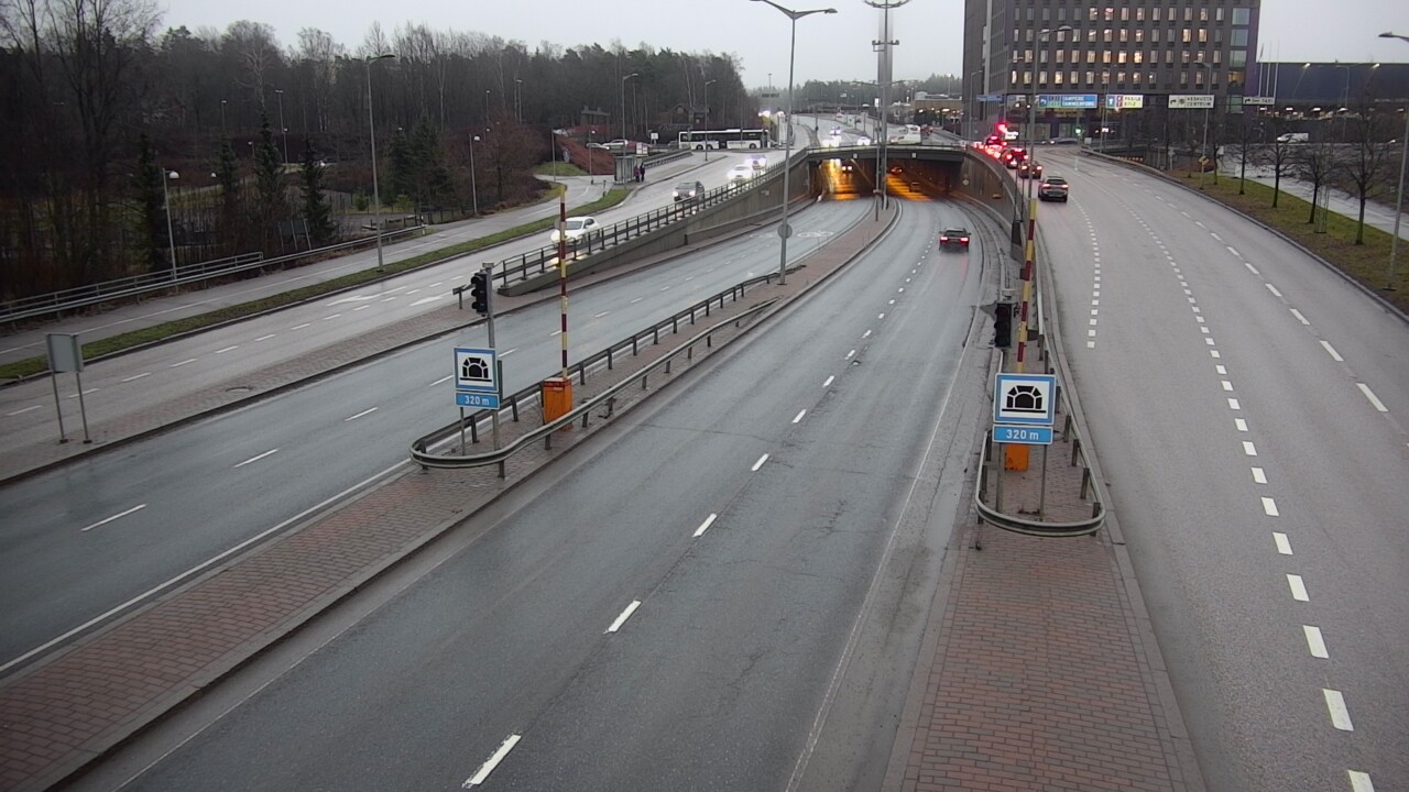 Weather Camera Image Väg 100 Helsingfors Skogsbackavägen, Kivihaan tunneli, väst, Helsinki, Uusimaa