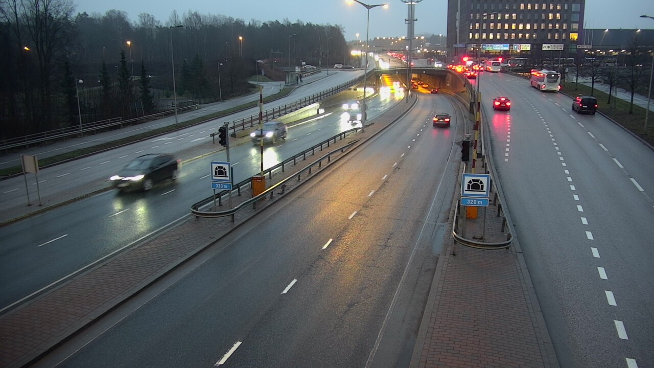 Weather Camera Image Väg 100 Helsingfors Skogsbackavägen, Kivihaan tunneli, väst, Helsinki, Uusimaa
