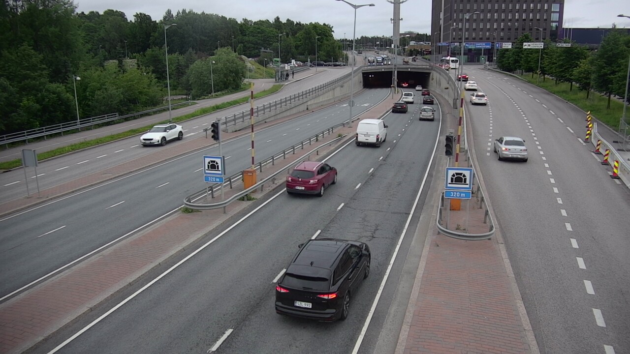 Weather Camera Image Väg 100 Helsingfors Skogsbackavägen, Kivihaan tunneli, väst, Helsinki, Uusimaa