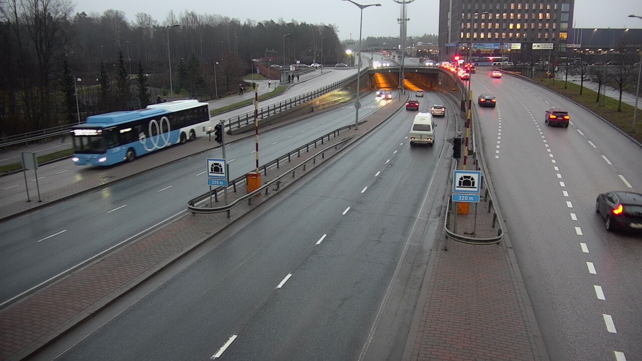 Weather Camera Image Väg 100 Helsingfors Skogsbackavägen, Kivihaan tunneli, väst, Helsinki, Uusimaa