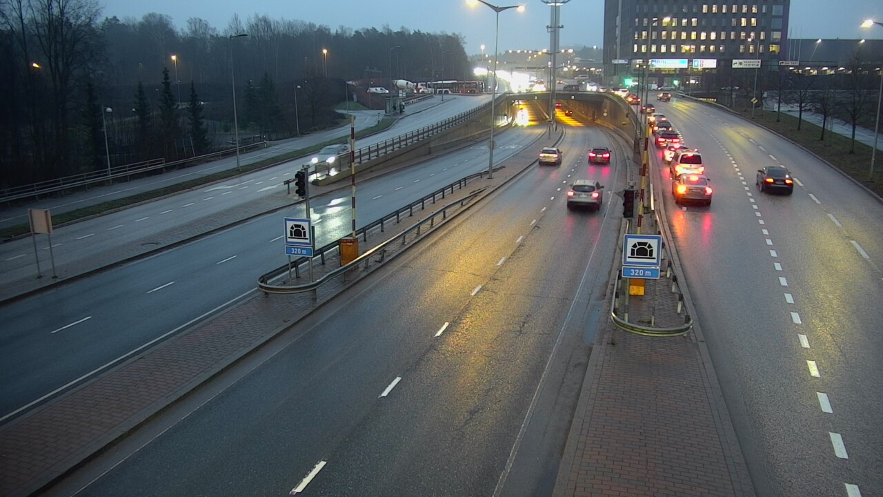 Weather Camera Image Väg 100 Helsingfors Skogsbackavägen, Kivihaan tunneli, väst, Helsinki, Uusimaa