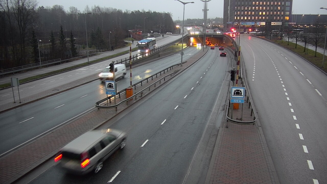 Weather Camera Image Väg 100 Helsingfors Skogsbackavägen, Kivihaan tunneli, väst, Helsinki, Uusimaa