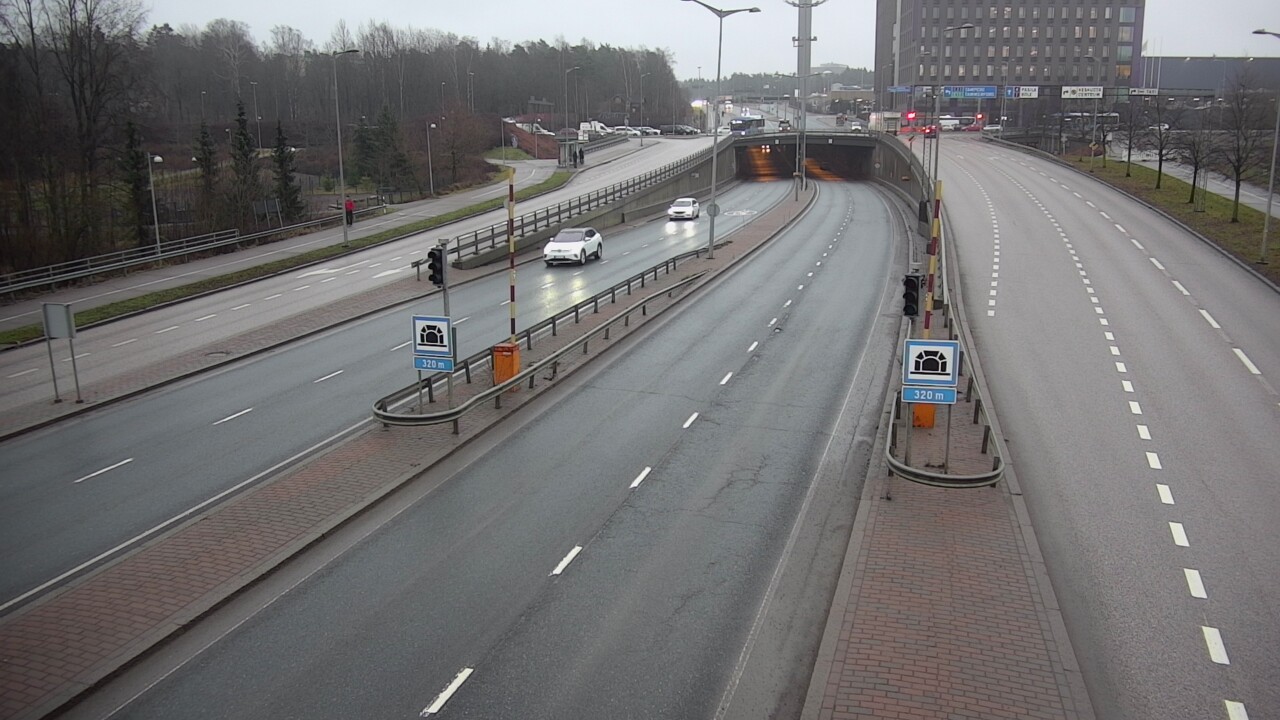 Weather Camera Image Väg 100 Helsingfors Skogsbackavägen, Kivihaan tunneli, väst, Helsinki, Uusimaa