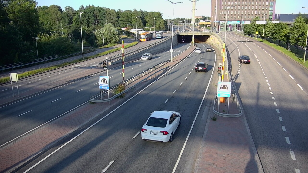 Weather Camera Image Väg 100 Helsingfors Skogsbackavägen, Kivihaan tunneli, väst, Helsinki, Uusimaa