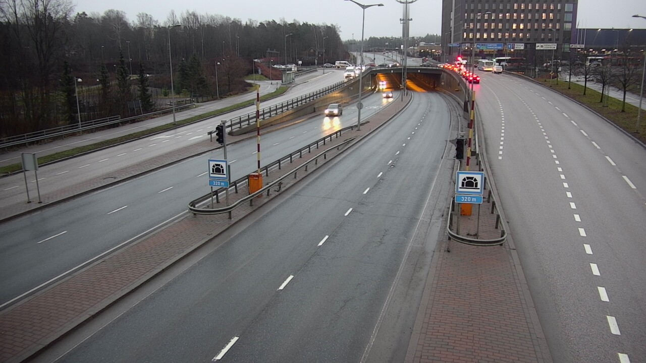 Weather Camera Image Väg 100 Helsingfors Skogsbackavägen, Kivihaan tunneli, väst, Helsinki, Uusimaa