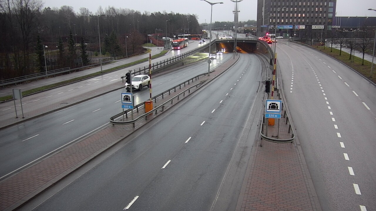 Weather Camera Image Väg 100 Helsingfors Skogsbackavägen, Kivihaan tunneli, väst, Helsinki, Uusimaa